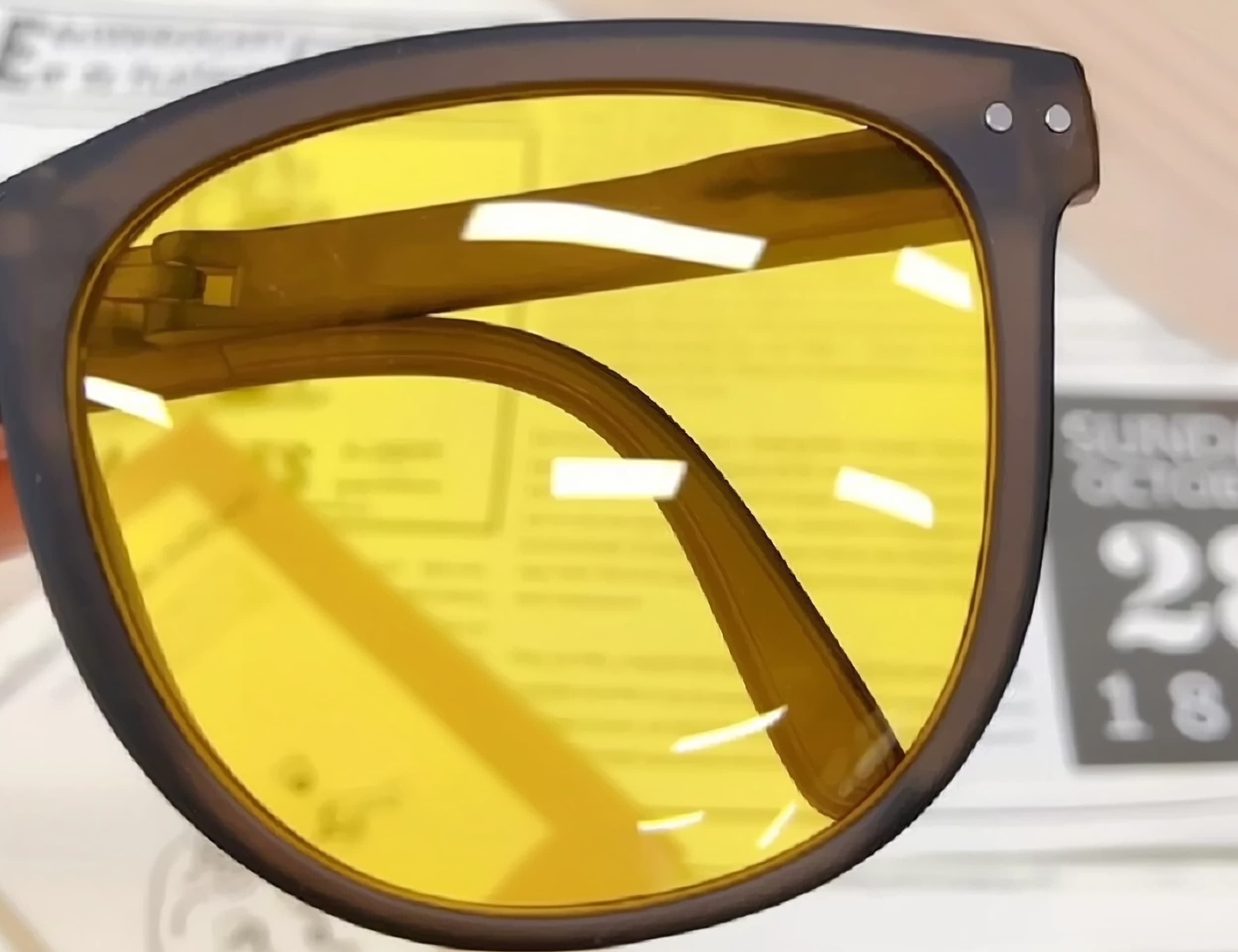 Detail of the amber polarized folding sunglasses
