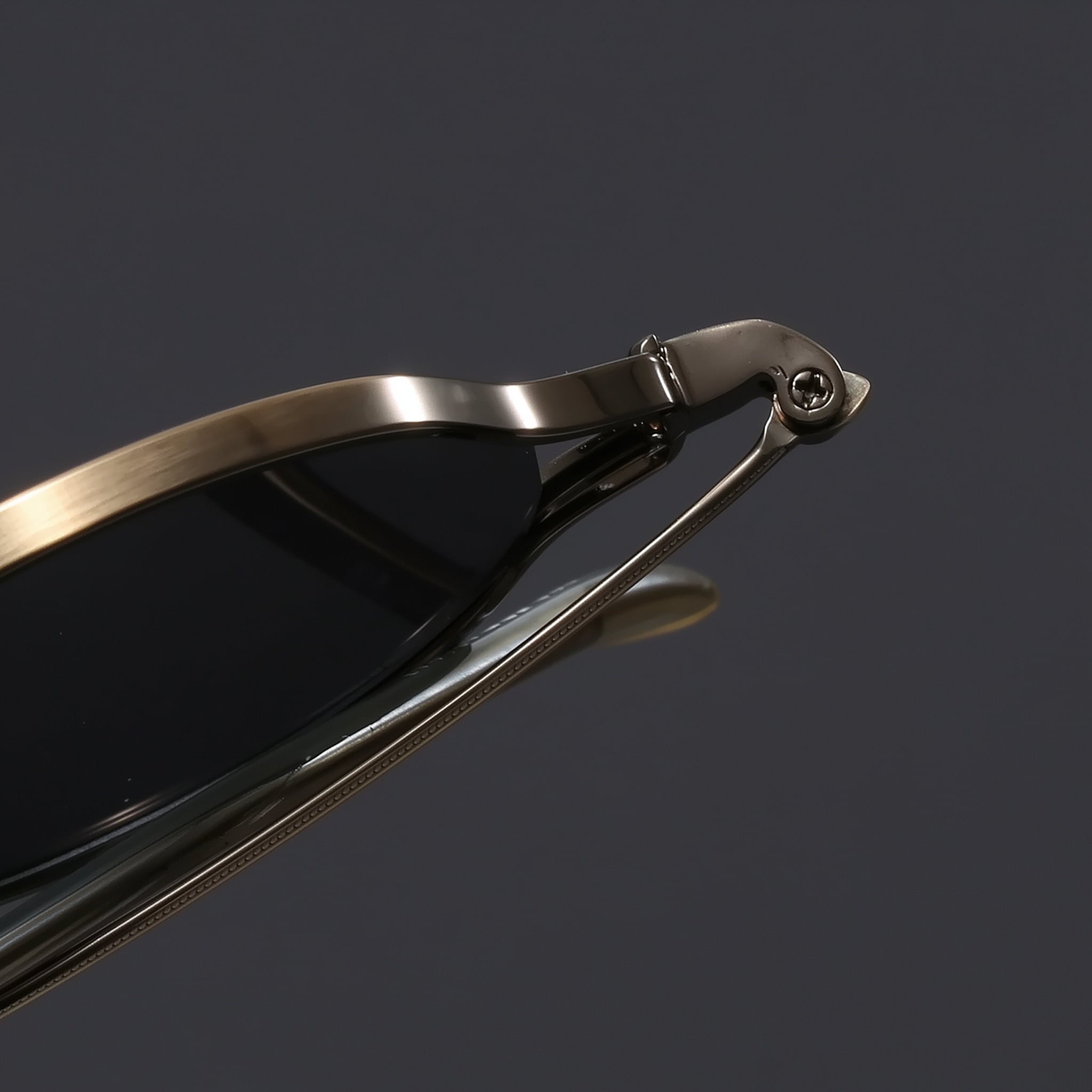 Retro round sunglasses with metal frame – hinge detail