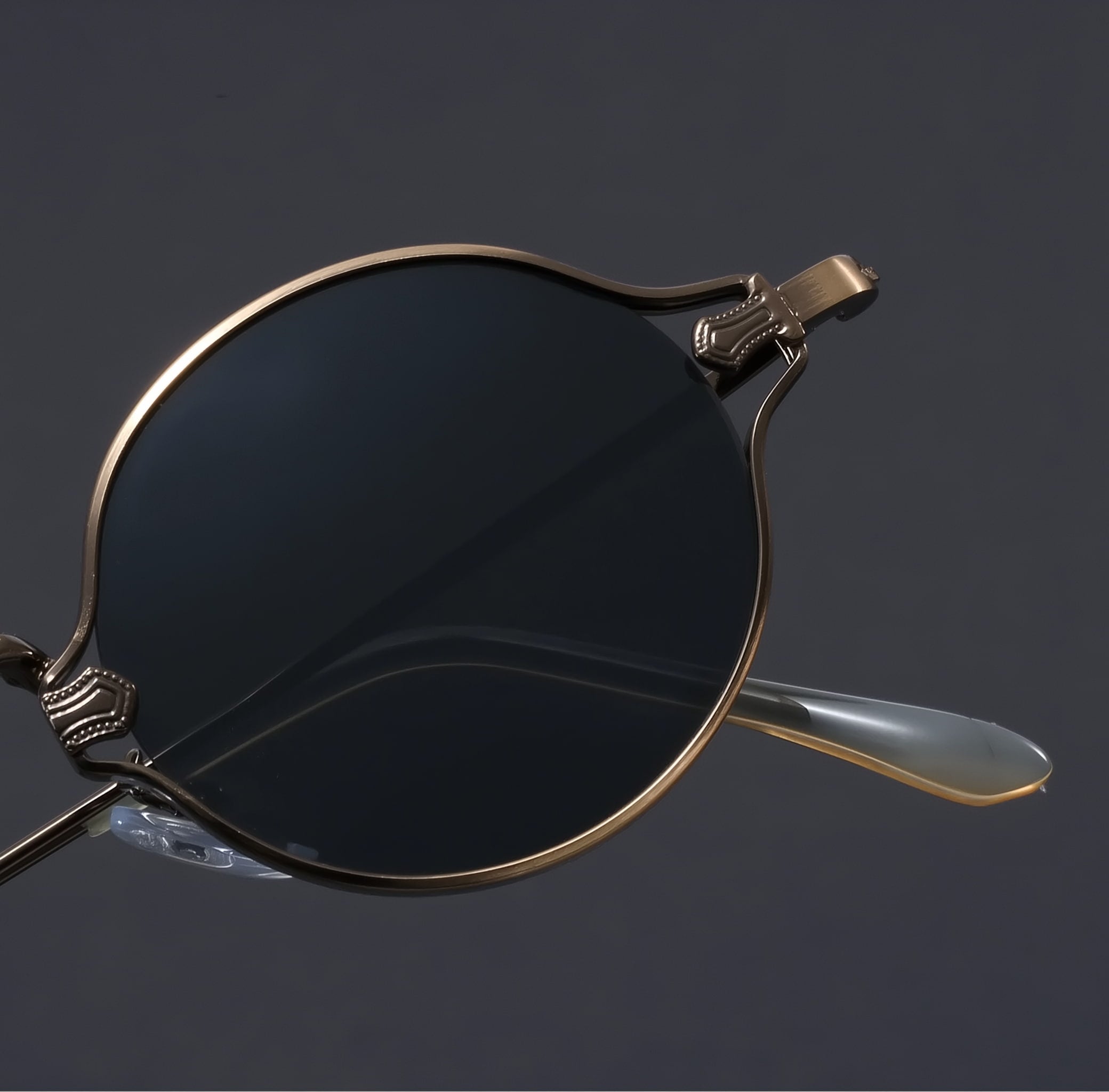 Retro round sunglasses with metal frame – lens detail